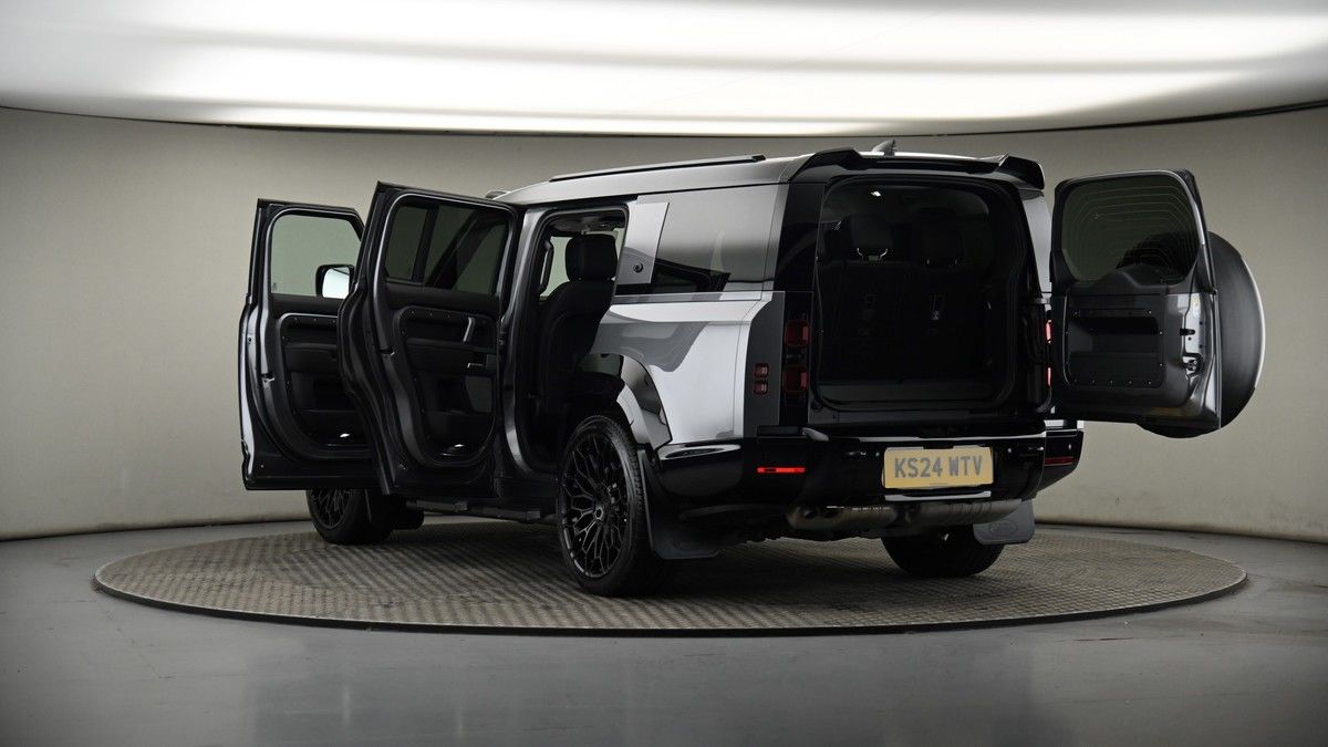 Land Rover Defender 130 Image 8