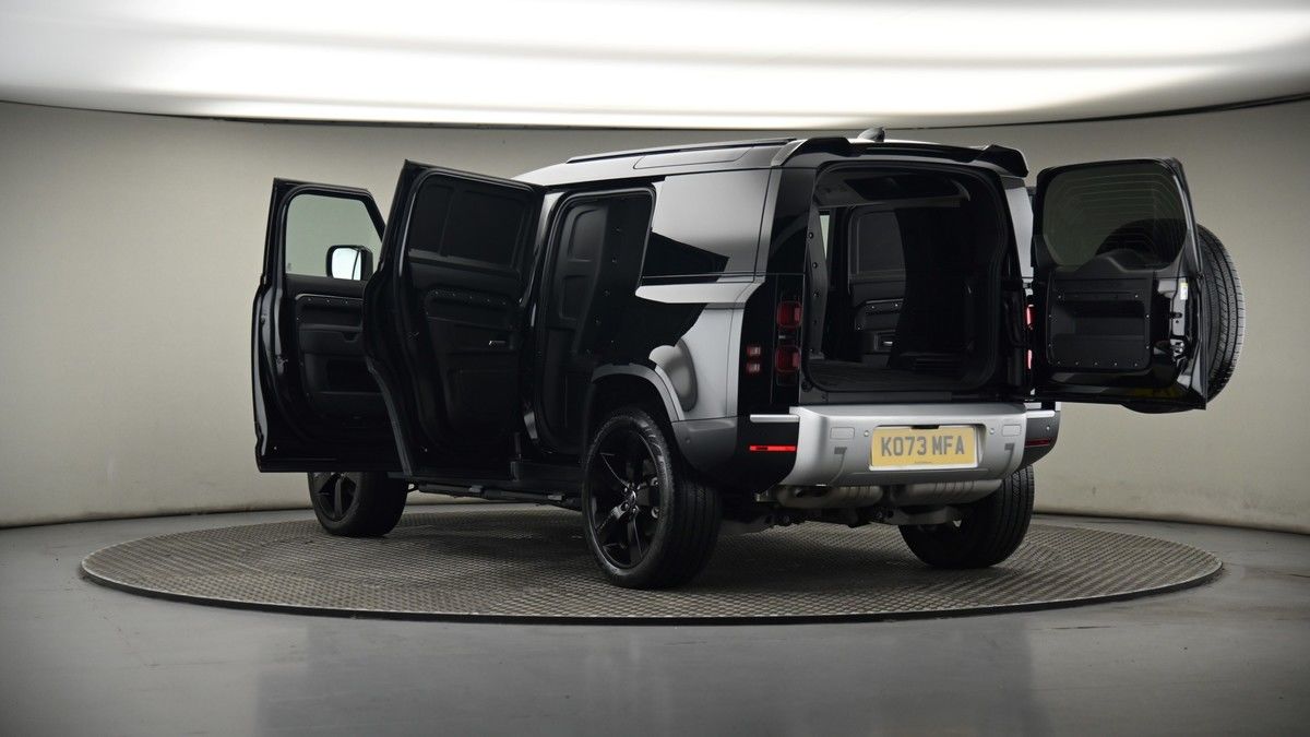 Land Rover Defender 110 Image 5