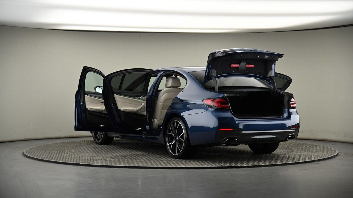 BMW 5 Series Image 8