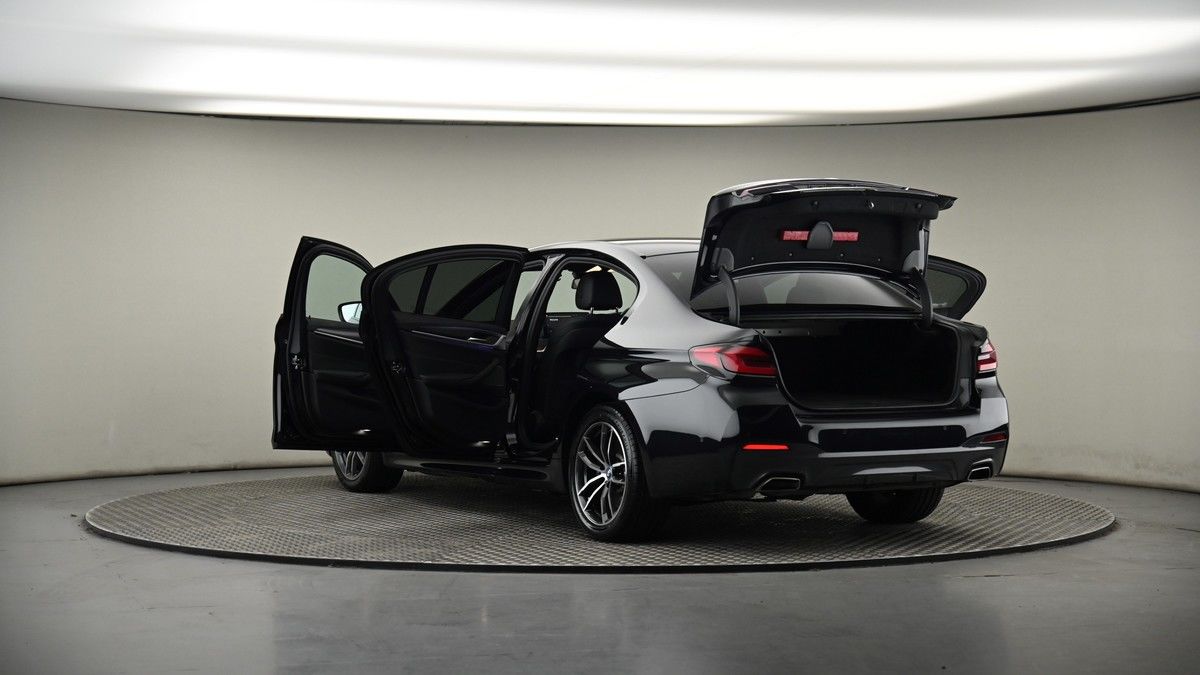 BMW 5 Series Image 8