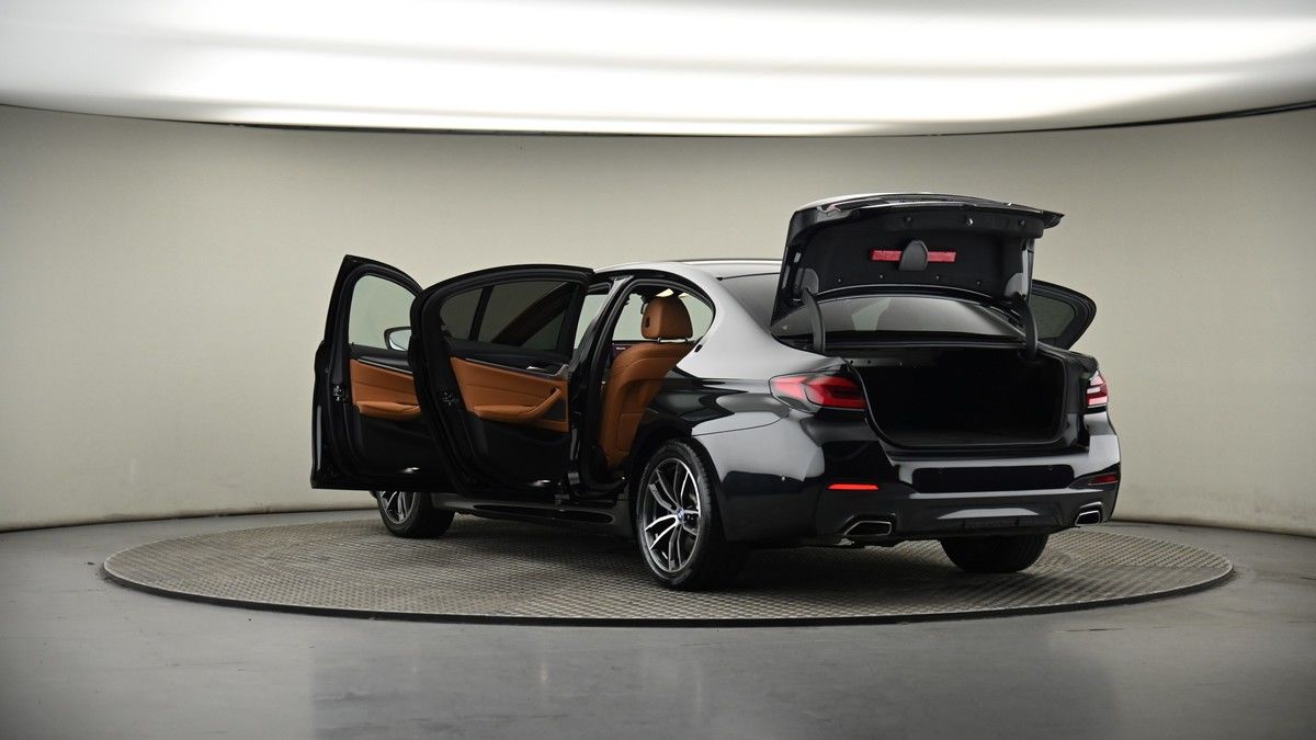 BMW 5 Series Image 8