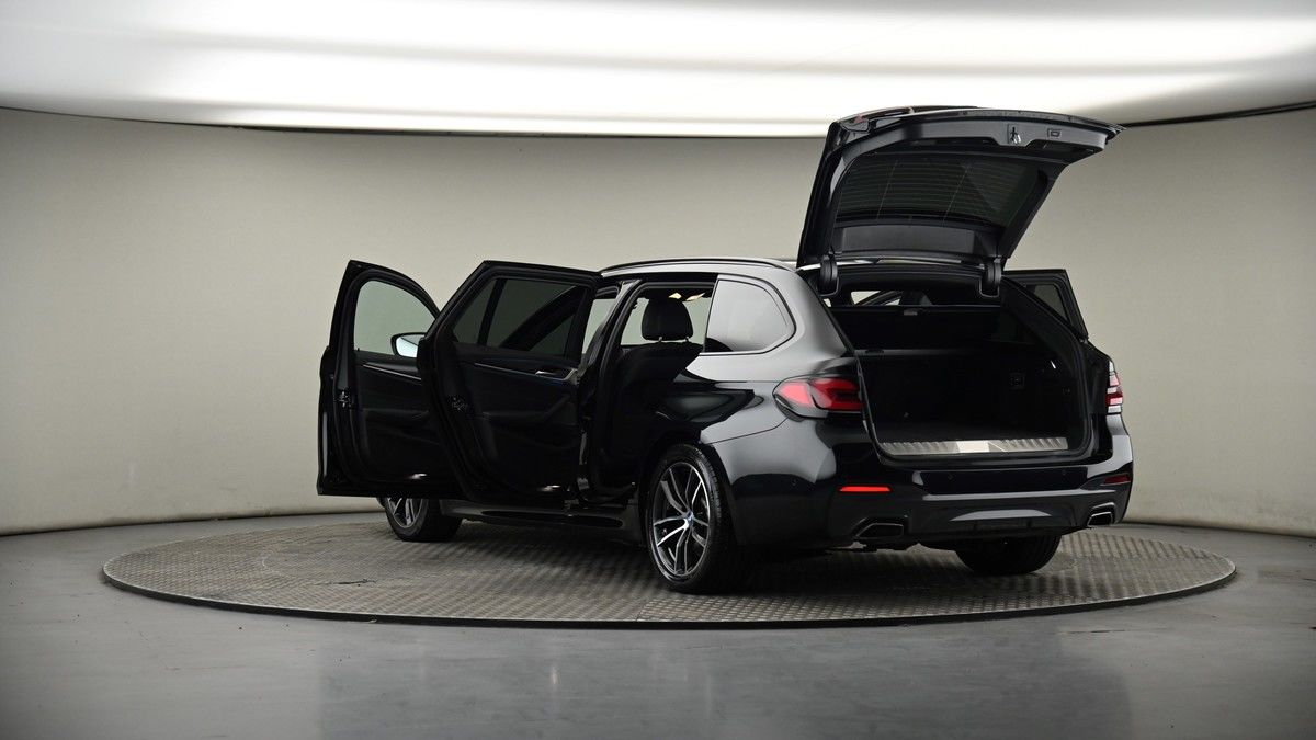 BMW 5 Series Image 8