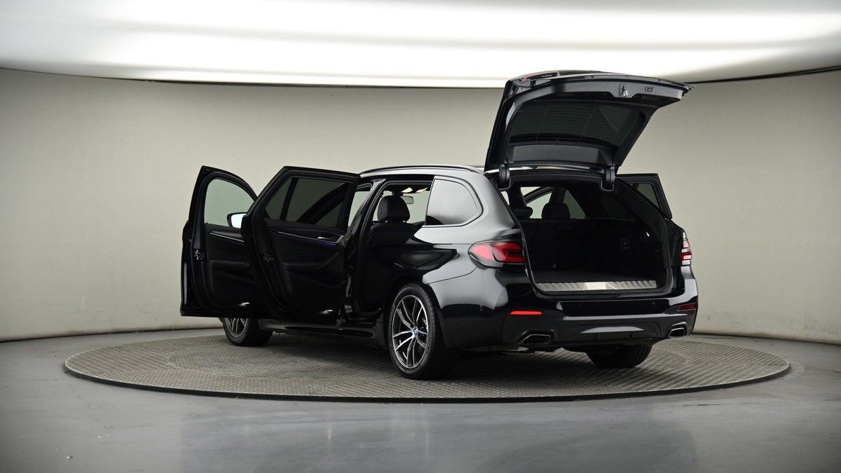 BMW 5 Series Image 8