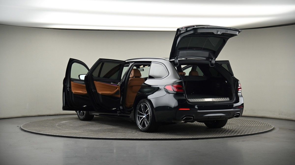 BMW 5 Series Image 8