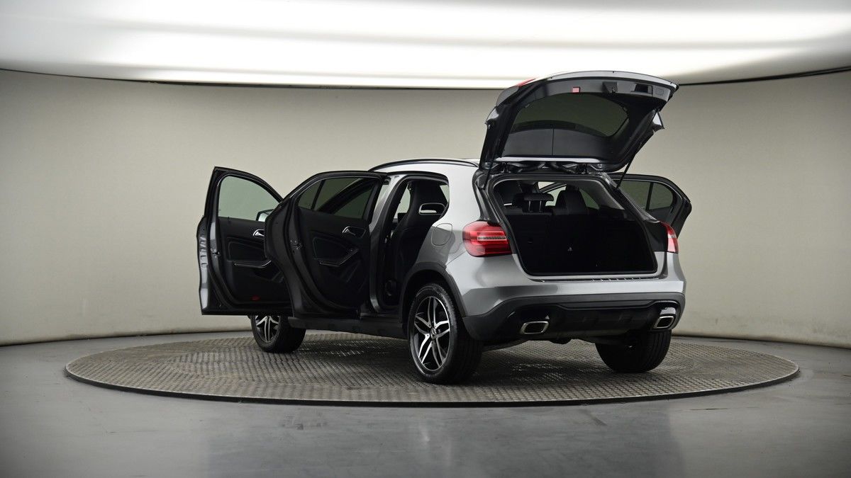 Mercedes-Benz GLA Image 8