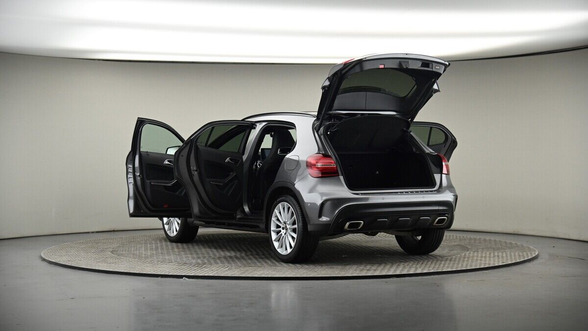 Mercedes-Benz GLA Image 8
