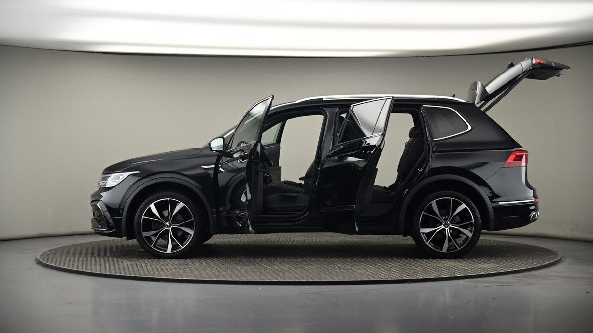More views of Volkswagen Tiguan Allspace