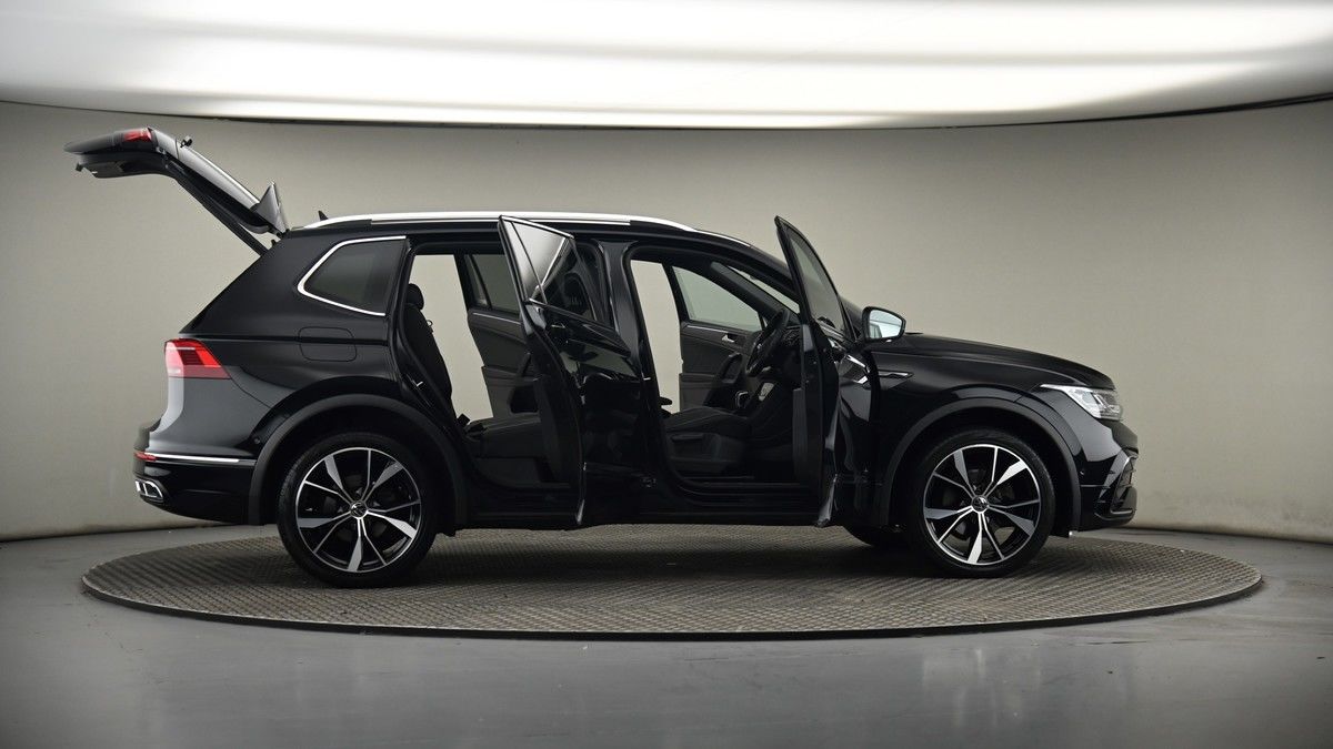 More views of Volkswagen Tiguan Allspace