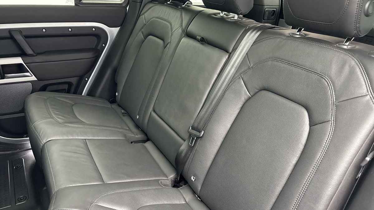 Land Rover Defender 110 Image 8