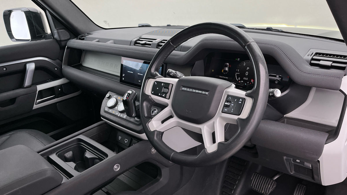 Land Rover Defender 110 Image 5