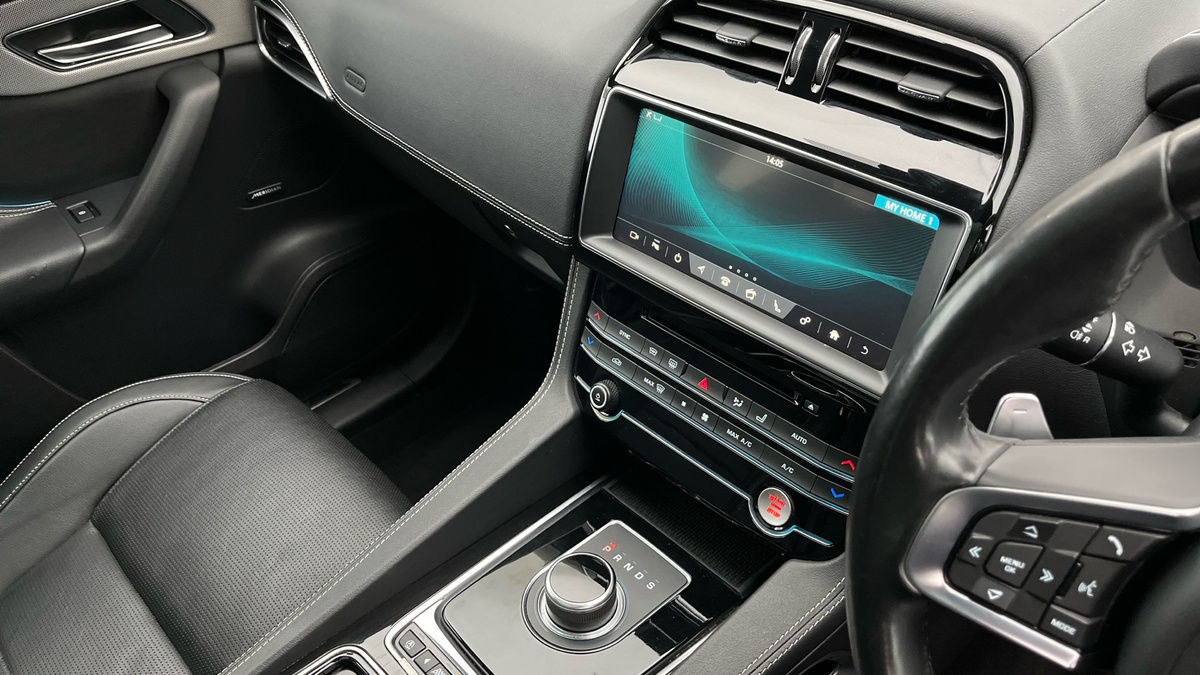 Jaguar F-PACE Image 18