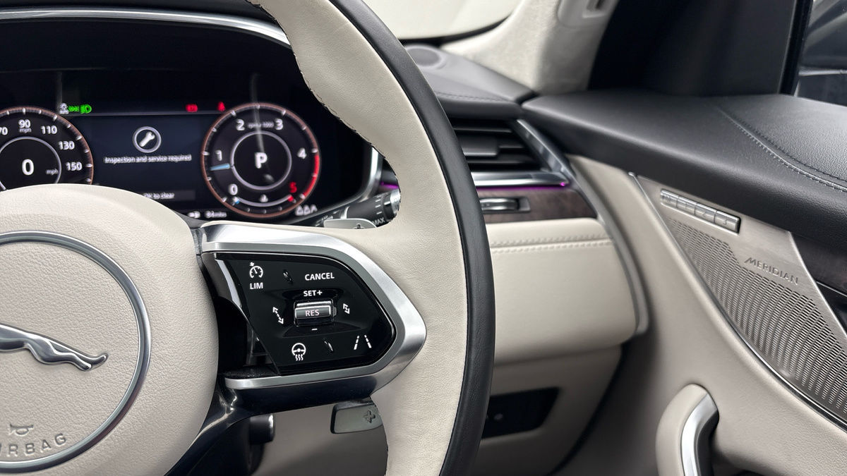 Jaguar F-PACE Image 14