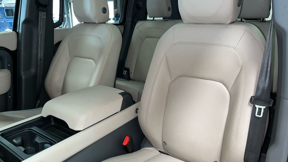 Land Rover Defender 110 Image 7