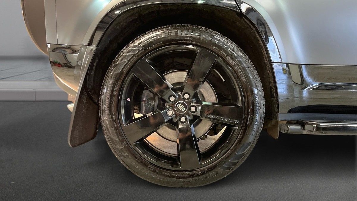 Land Rover Defender 110 Image 10