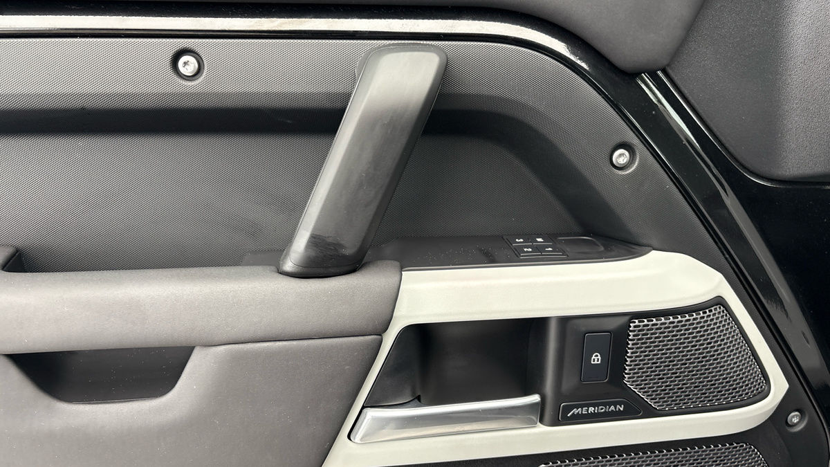 Land Rover Defender 110 Image 19