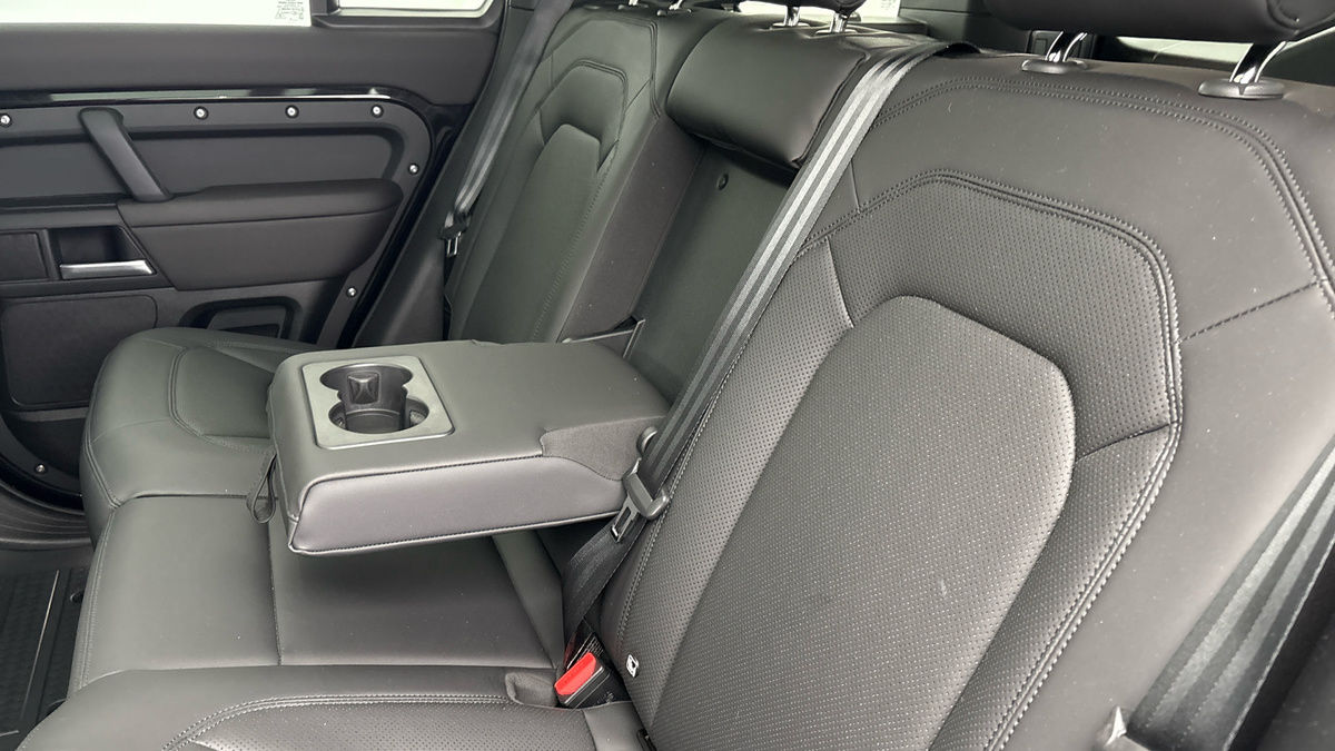 Land Rover Defender 110 Image 9