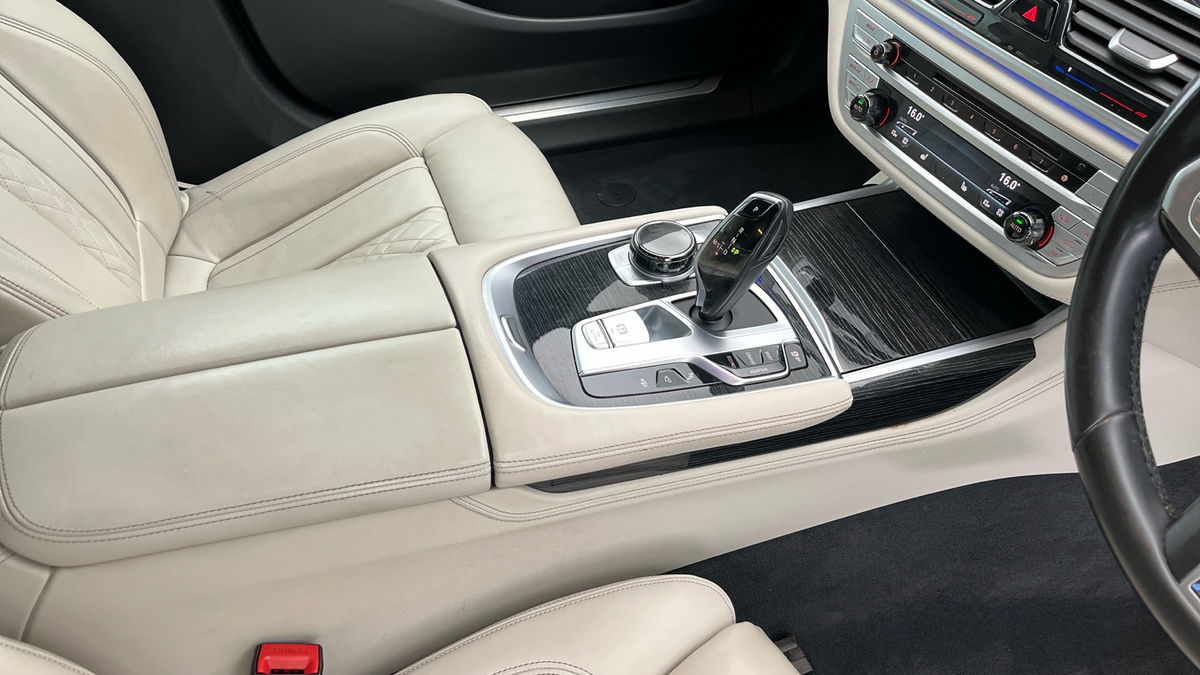 BMW 7 Series Image 18