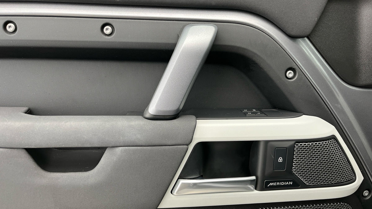 Land Rover Defender 110 Image 19