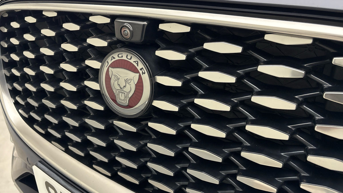Jaguar F-PACE Image 24