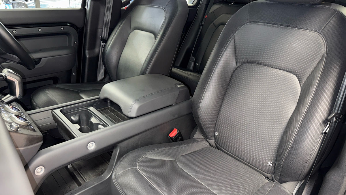 Land Rover Defender 110 Image 6
