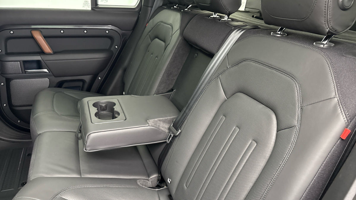 Land Rover Defender 110 Image 9