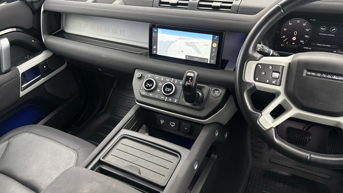 Land Rover Defender 110 Image 19