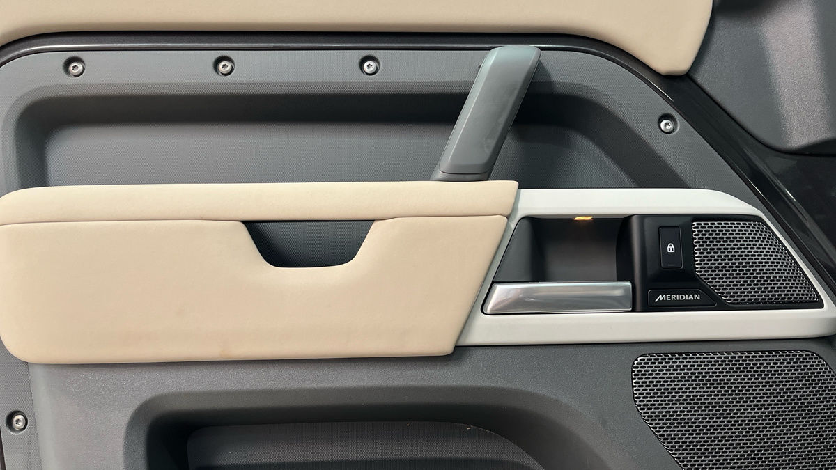 Land Rover Defender 110 Image 19