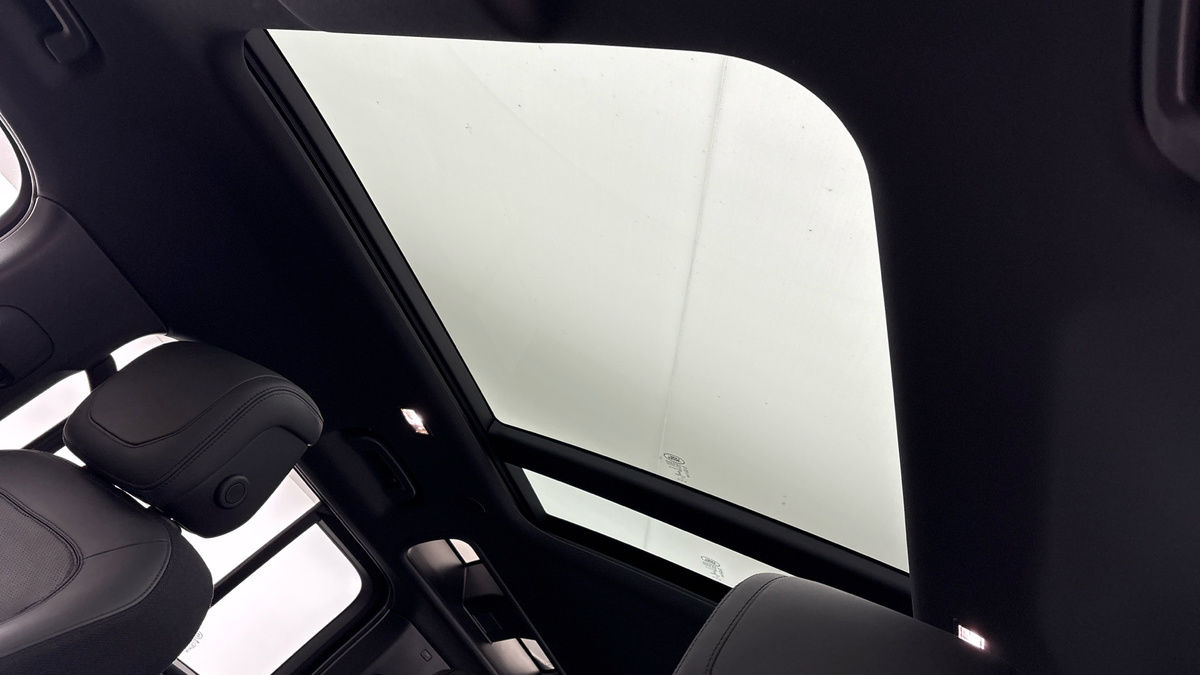 Land Rover Defender 110 Image 6