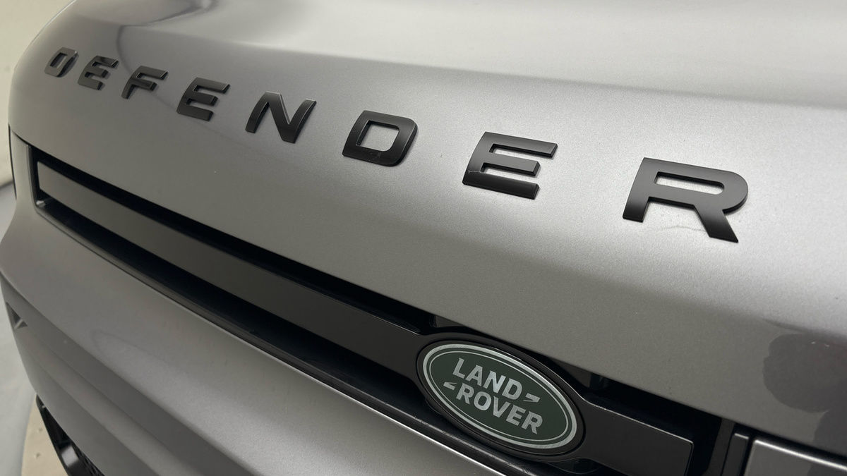 Land Rover Defender 110 Image 24