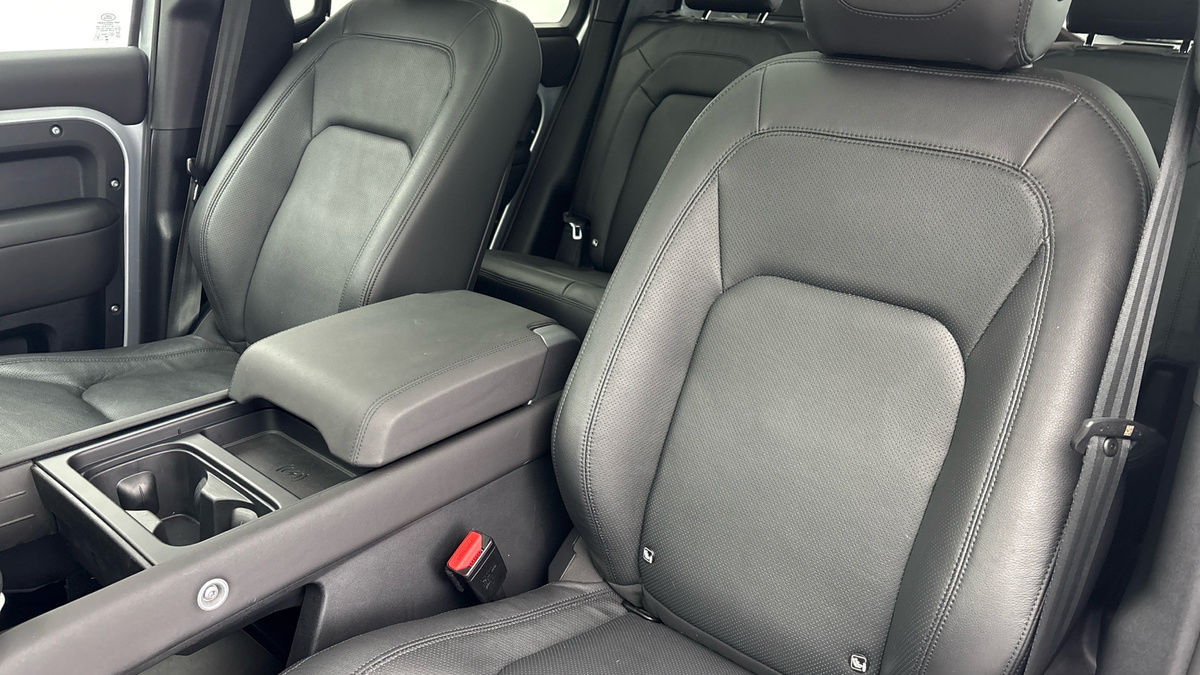 Land Rover Defender 110 Image 7