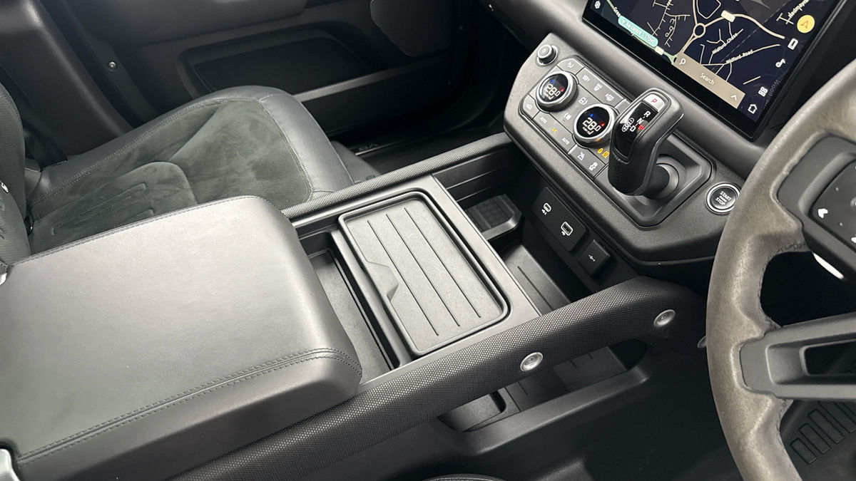 Land Rover Defender 110 Image 19