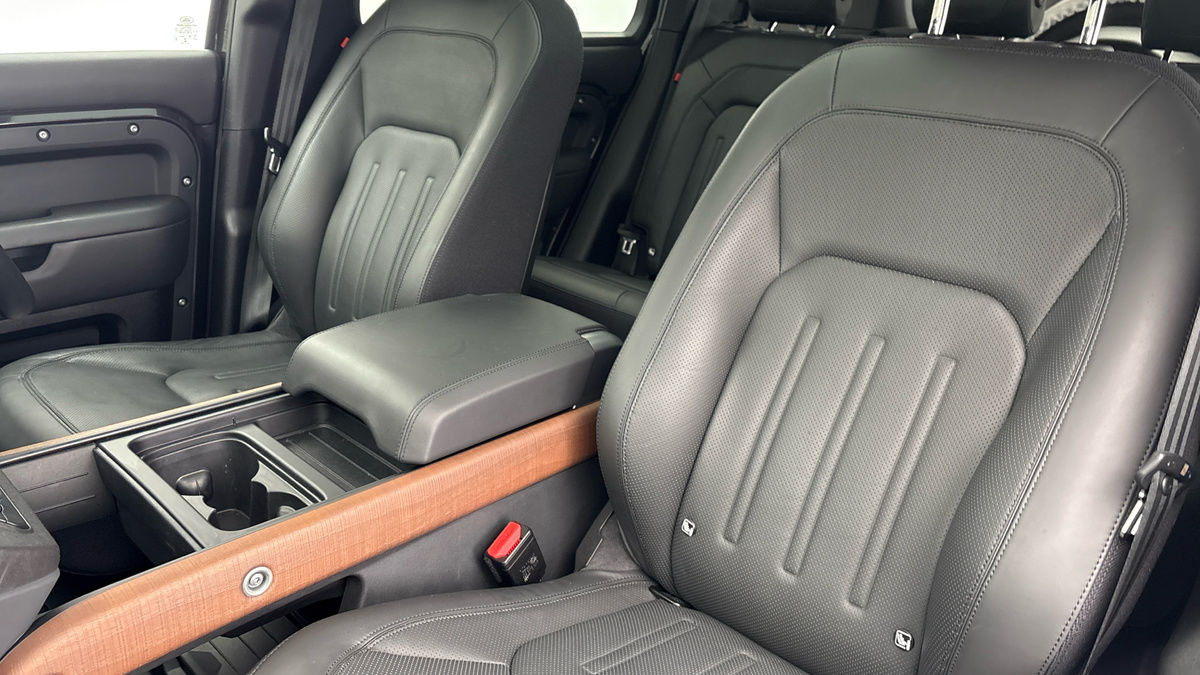 Land Rover Defender 110 Image 7