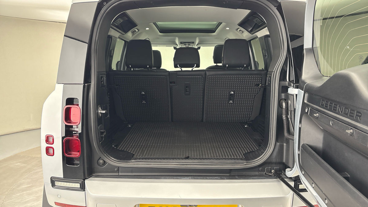 Land Rover Defender 110 Image 11