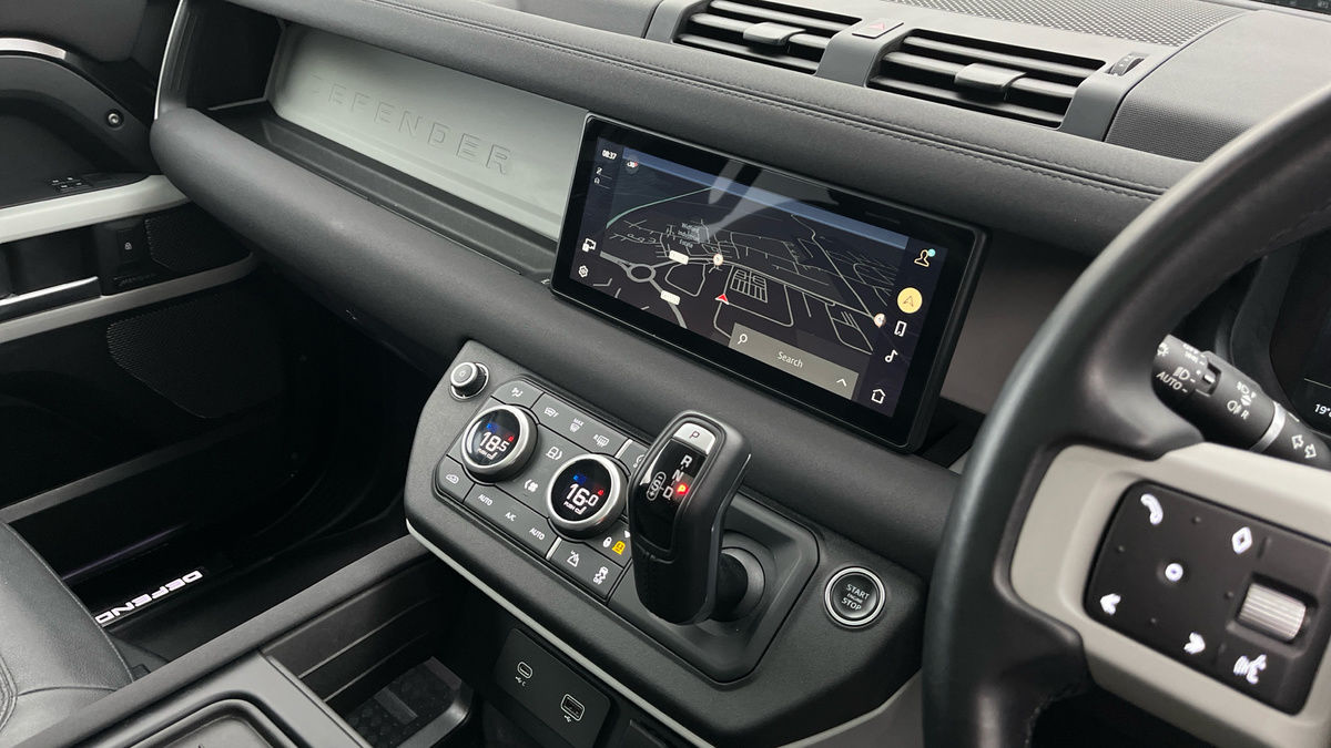 Land Rover Defender 110 Image 18
