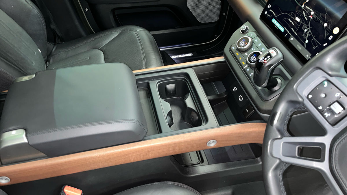 Land Rover Defender 130 Image 18