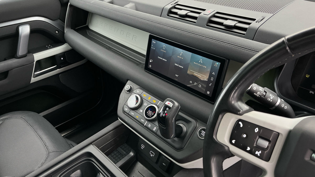 Land Rover Defender 110 Image 18
