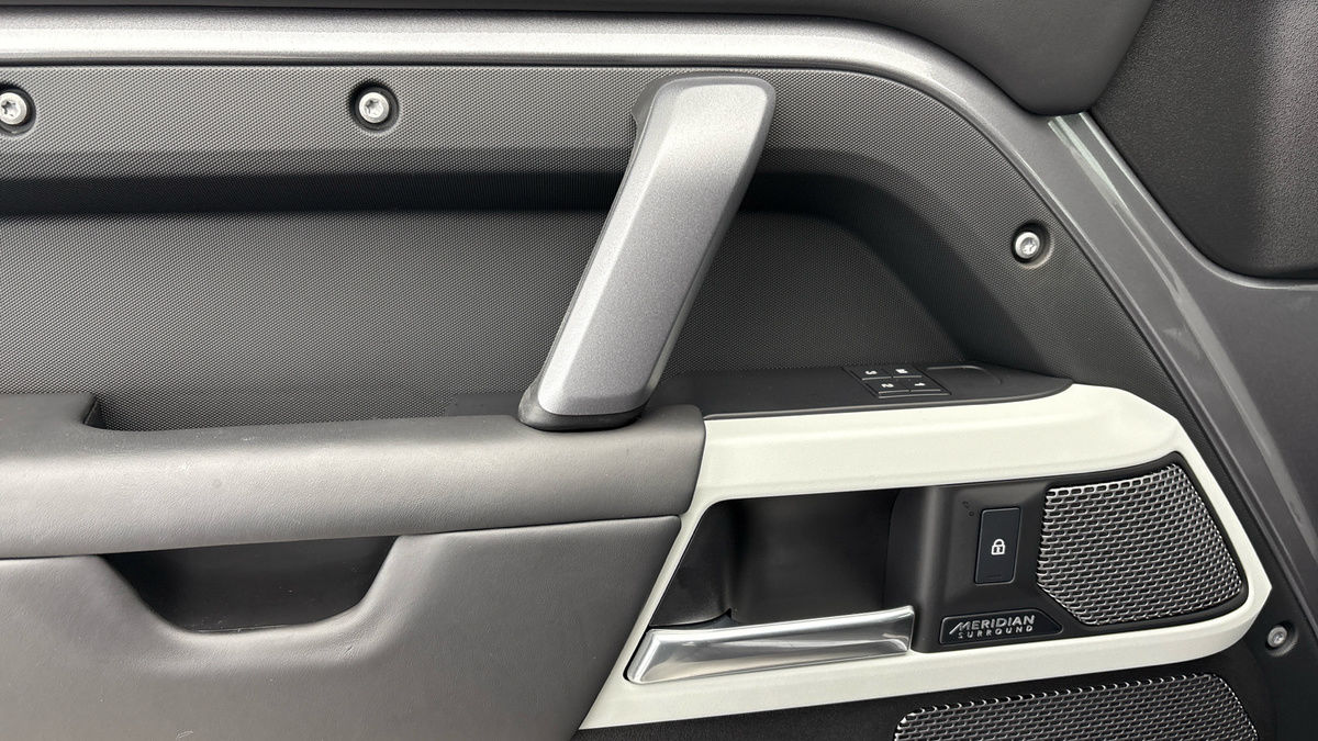 Land Rover Defender 110 Image 19