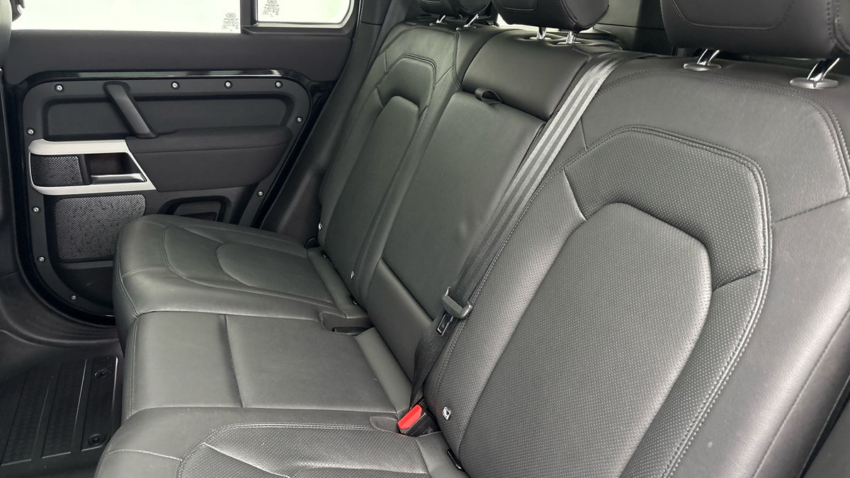 Land Rover Defender 110 Image 8