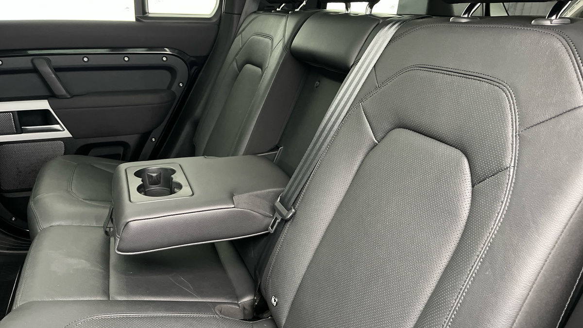 Land Rover Defender 110 Image 9