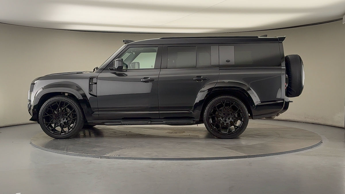 Land Rover Defender 130 Urban Image 15