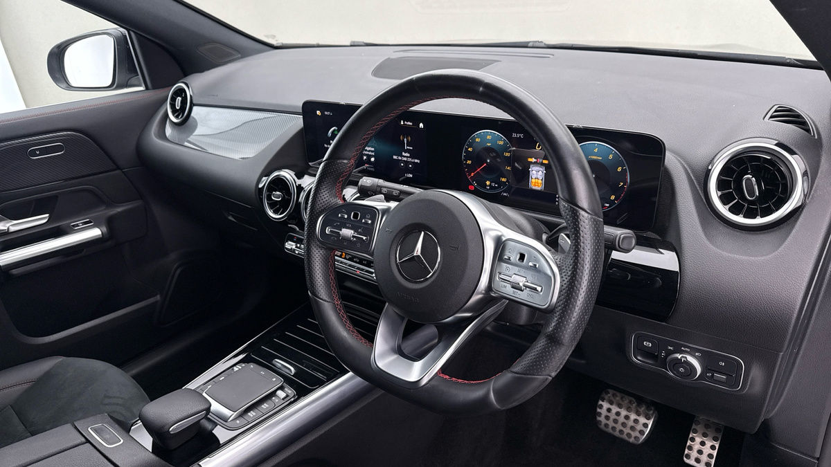 Mercedes-Benz GLA Image 12