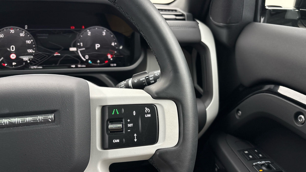 Land Rover Defender 110 Image 14