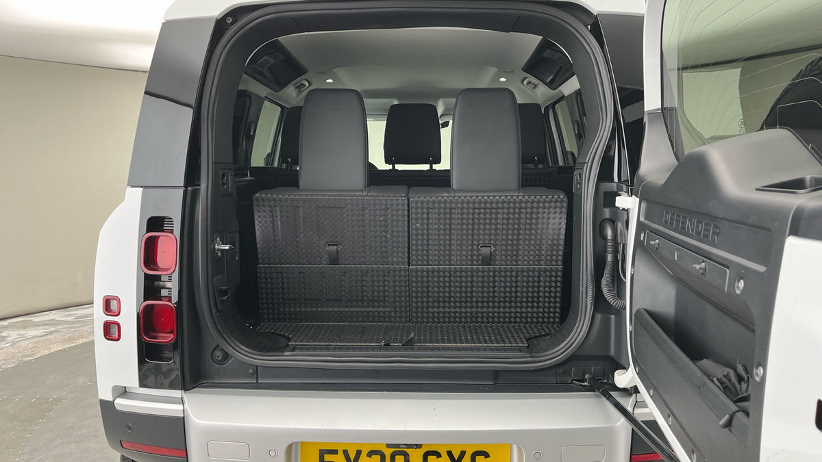 Land Rover Defender 110 Image 11