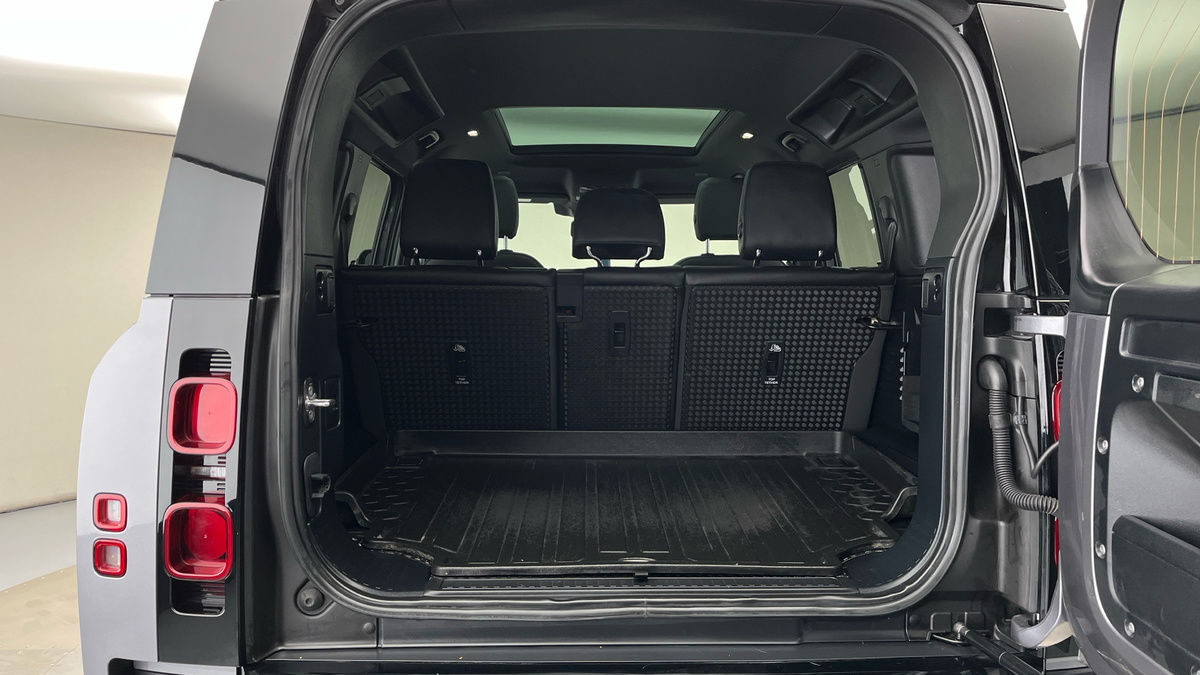 Land Rover Defender 110 Image 11