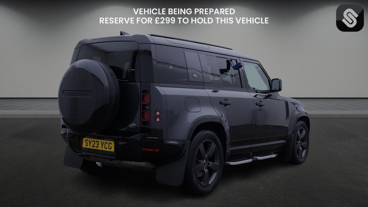Land Rover Defender 110 Image 4