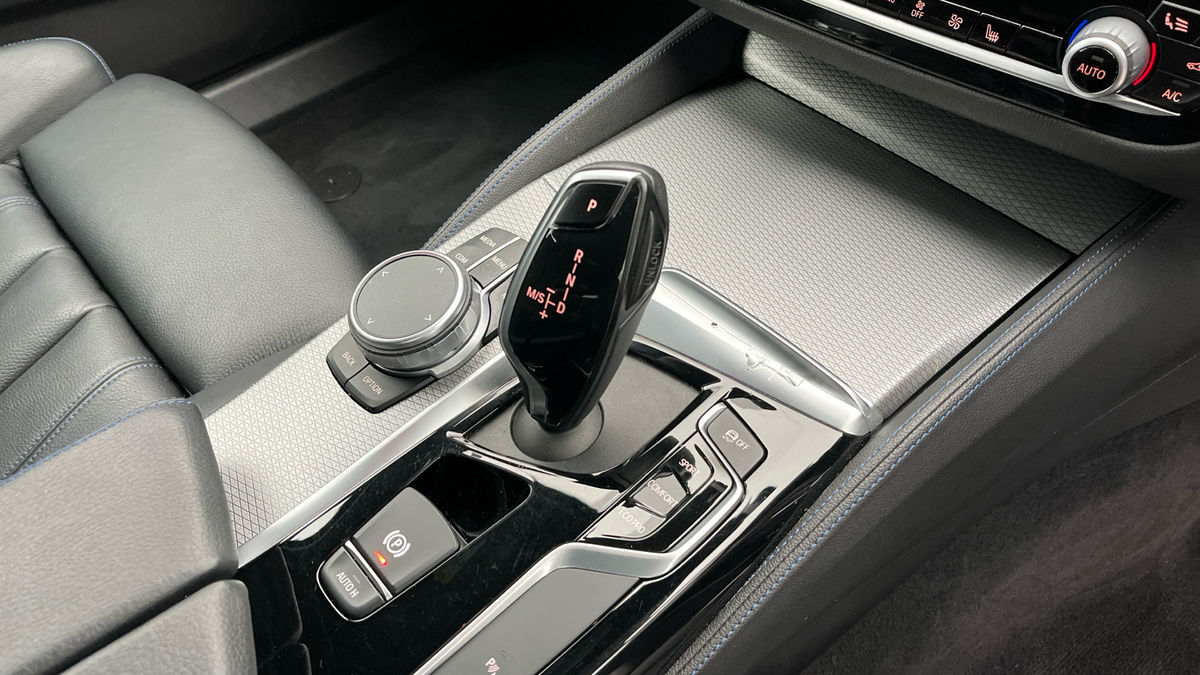BMW 5 Series Image 6