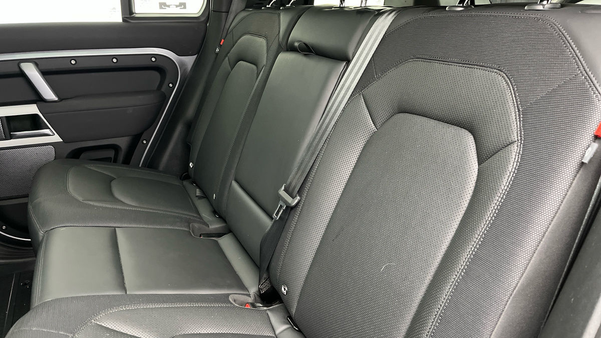 Land Rover Defender 110 Image 8