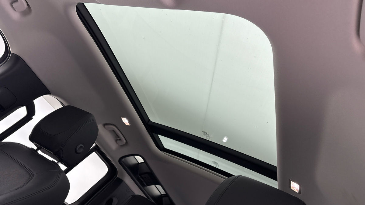 Land Rover Defender 110 Image 6