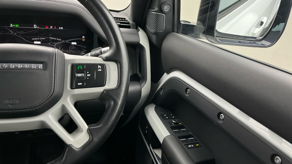 Land Rover Defender 110 Image 14