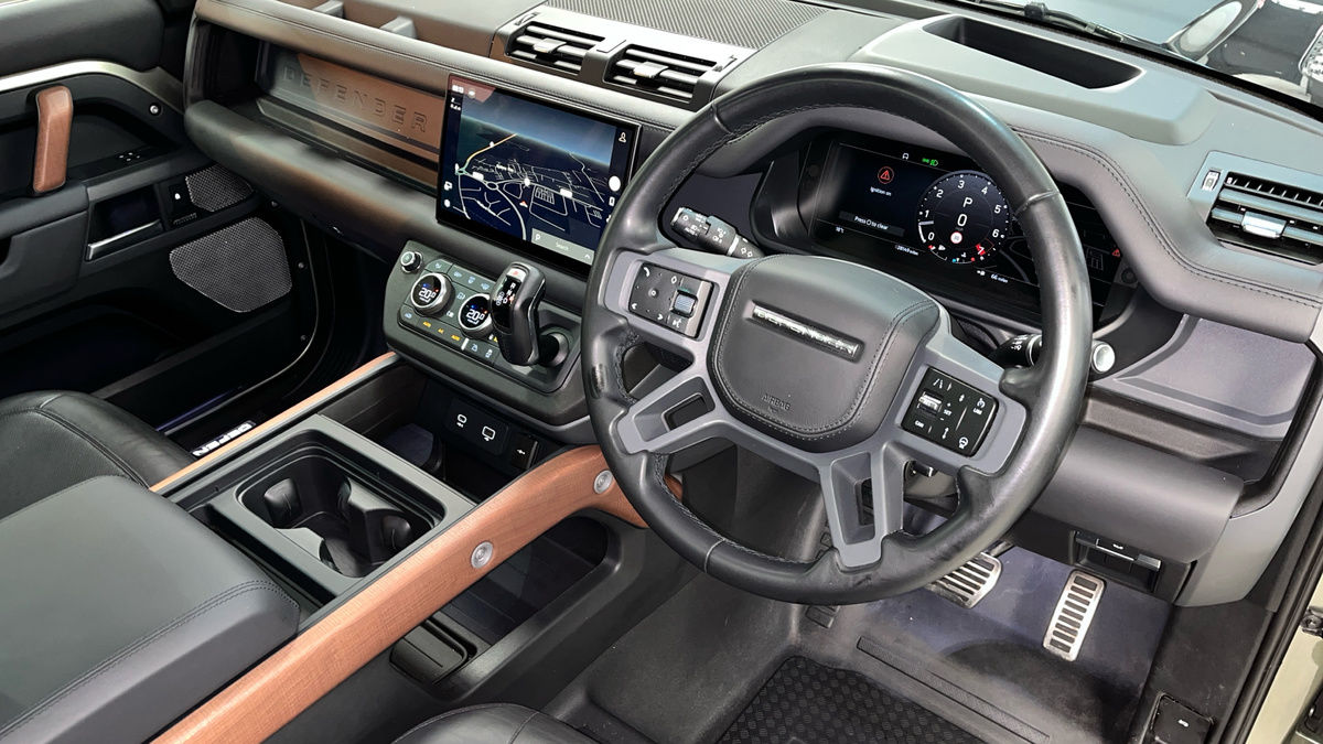 Land Rover Defender 130 Image 5